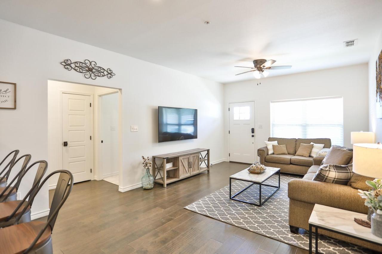 Hill Country Haven A Modern Rustic - 2 Bedroom 2 Bathroom Townhouse Off Main Street Fredericksburg Exterior photo