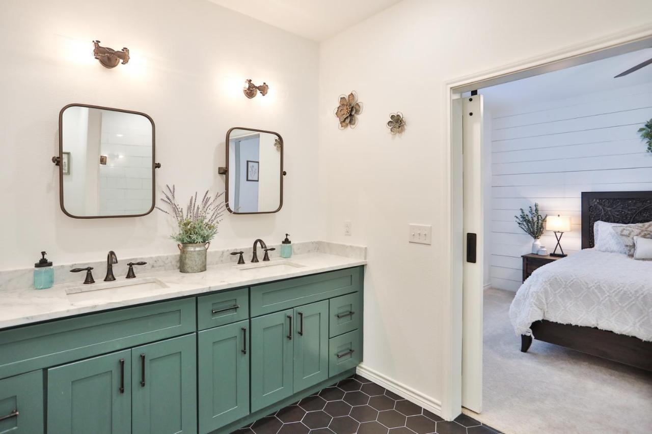 Hill Country Haven A Modern Rustic - 2 Bedroom 2 Bathroom Townhouse Off Main Street Fredericksburg Exterior photo