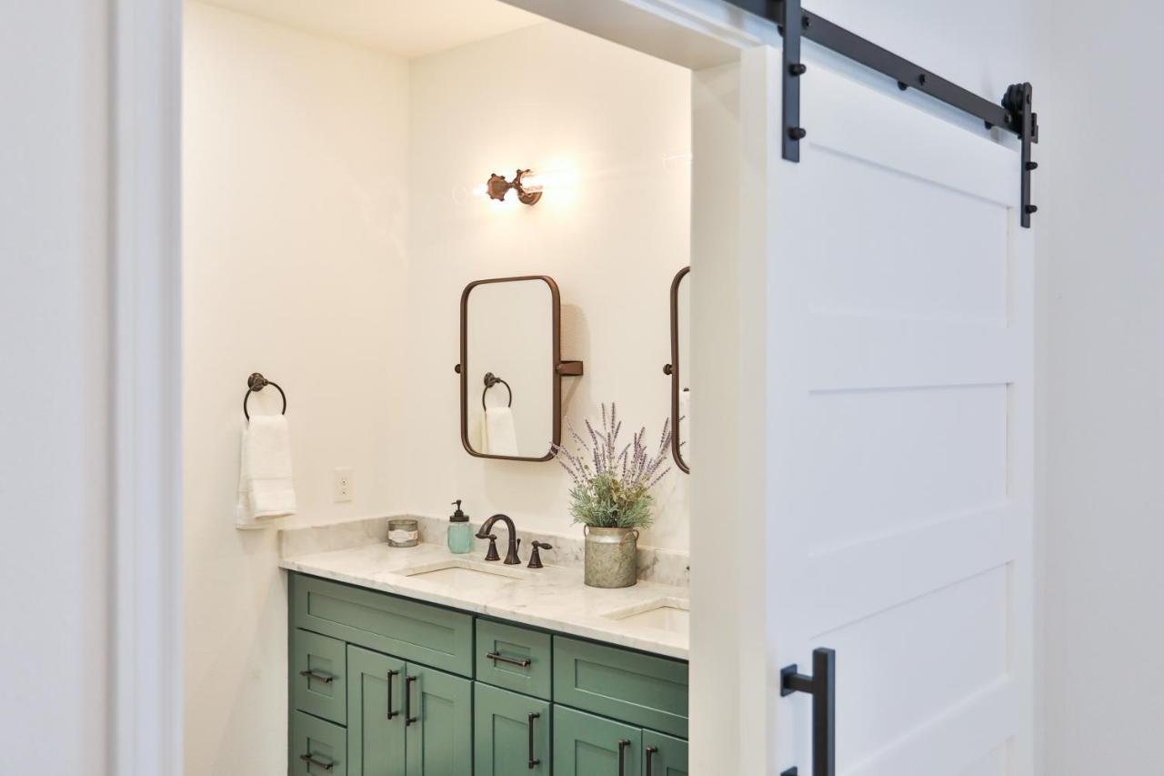 Hill Country Haven A Modern Rustic - 2 Bedroom 2 Bathroom Townhouse Off Main Street Fredericksburg Exterior photo